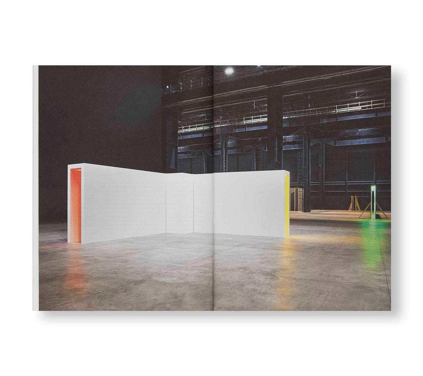 NEONS CORRIDORS ROOMS