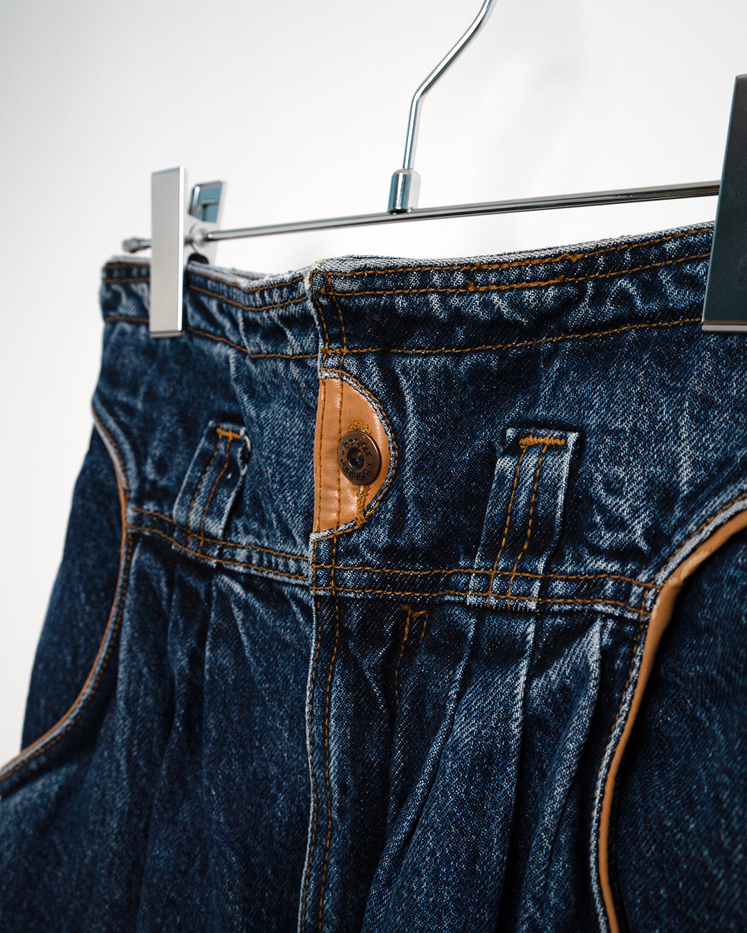 80's High-waisted jeans