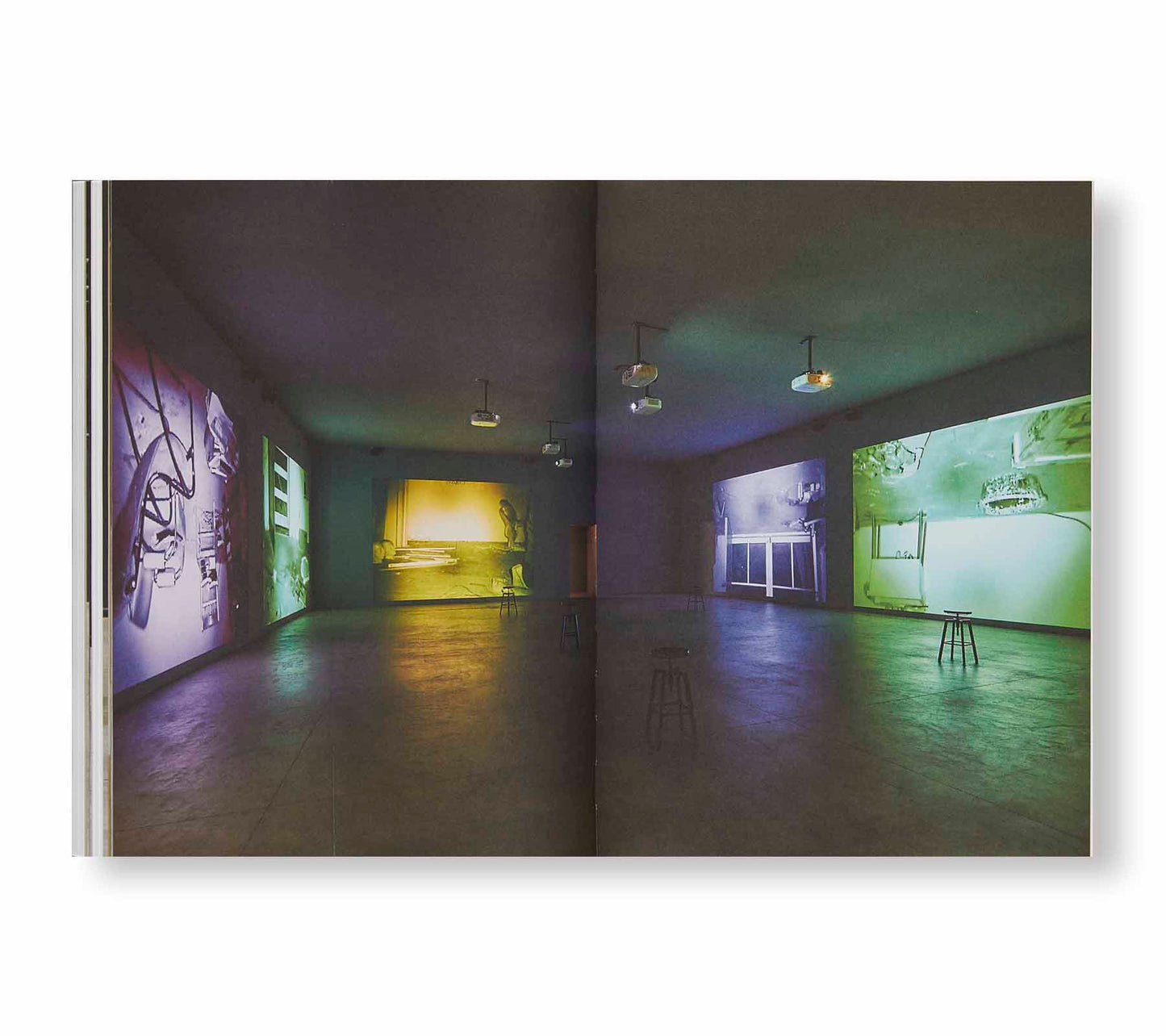 NEONS CORRIDORS ROOMS